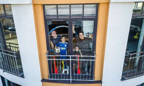 Những hình ảnh cho thấy người Mỹ tự giải trí ở nhà trong thời gian cách ly vì dịch Covid-19