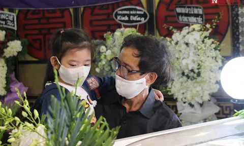 Xót xa khi con gái diễn viên Mai Phương ngơ ngác tìm mẹ giữa lễ tang