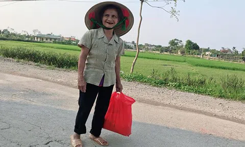 Nắm rau, cân gạo nặng nghĩa tình của ông già, bà lão mùa Covid-19