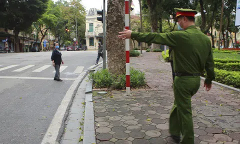 Được công an nhắc nhở, hàng trăm người dân Hà Nội đi tập thể dục quay về nhà