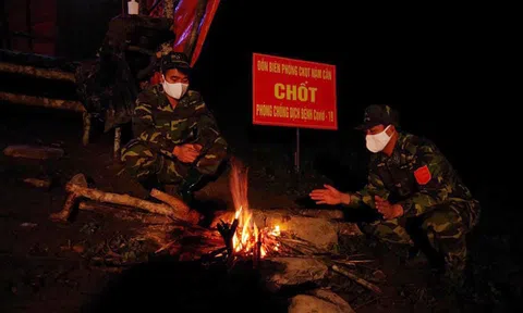 Bội đội biên phòng thức trắng đêm, ăn cơm trên lá chuối để ngăn người dân vượt biên