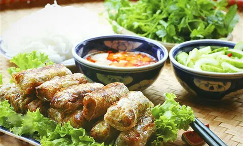 Ăn cơm mãi cũng chán, bữa trưa đổi món với bún nem thơm nức, giòn rụm