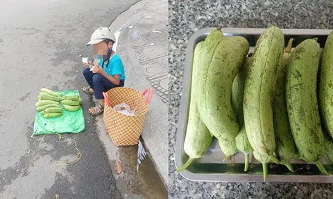 Cậu bé bán mướp bên đường và hành động đặc biệt của người phụ nữ lạ khiến ai cũng thấy ấm lòng