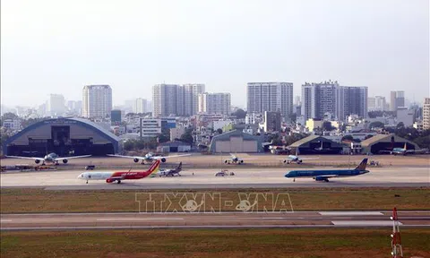 Vì sao giá vé máy bay bất ngờ tăng cao?