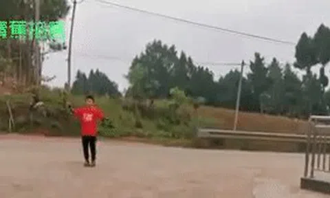 Quá nhớ trường lớp, cậu học sinh lớp 3 ngày nào cũng tới cổng trường tập thể dục với anh chị