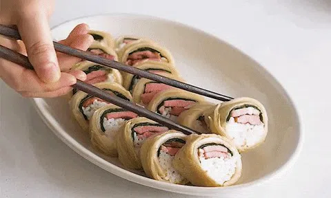 Chả cần rong biển bạn cũng có thể làm được kimbap bằng cách này, đơn giản mà ngon bất ngờ