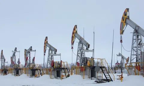 Giá dầu xuống mức âm, một số công ty buộc phải tiếp tục bơm dầu dù lỗ nặng