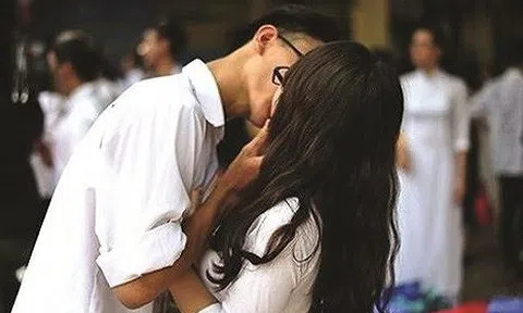 Con gái tôi biết hôn bạn trai ở chốn đông người