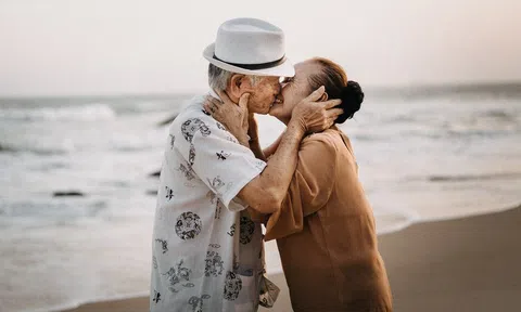 Bộ ảnh "ngôn tình" của cặp đôi U80 khiến giới trẻ "ngã mũ thán phục"