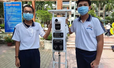 Hai nam sinh cấp 2 chế tạo máy đo thân nhiệt "3 trong 1" với giá thành siêu rẻ