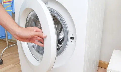 Tai nạn đáng tiếc: Phát hiện cháu bé bất động trong máy giặt đang quay