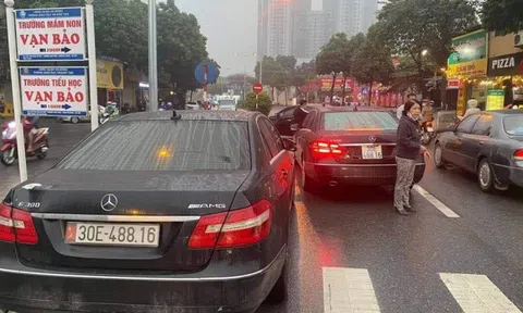 2 xe sang Mercedes E300 cùng biển số "chạm mặt nhau" trên phố Hà Nội: Cục CSGT nói gì?