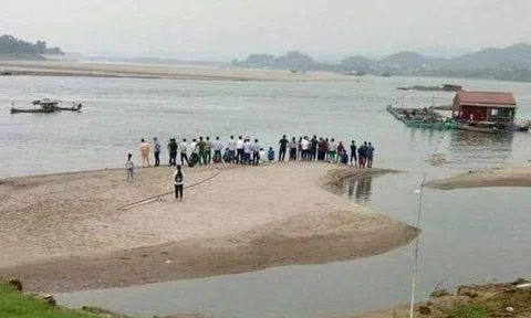 Nhóm học sinh rủ nhau ra sông chơi, 2 em mất tích, tìm kiếm 1 ngày vẫn chưa thấy