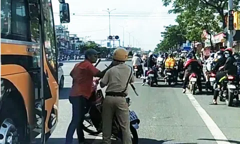 Bị "tuýt còi", tài xế say xỉn dùng gậy bóng chày tấn công CSGT