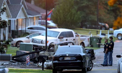 Mỹ: Máy bay rơi xuống nhà dân, 4 người thiệt mạng