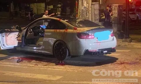 Cho rằng lái xe BMW nổ pô to, nhóm thanh niên lao tới chém gây thương tích