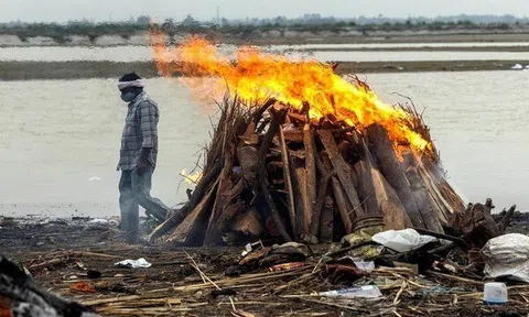 Hàng trăm thi thể của bệnh nhân nghi nhiễm Covid-19 dạt vào bờ sông Hằng