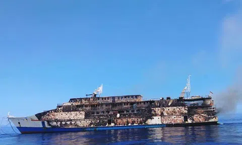 Indonesia: Tàu chở gần 200 người bốc cháy, hành khách nhảy xuống biển thoát thân