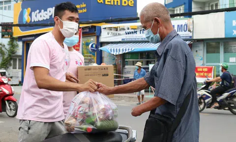 Chàng trai mang 7 tấn quà quê từ Vĩnh Long lên TP.HCM tặng người nghèo