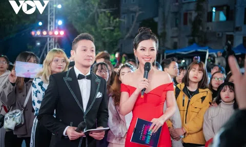 Các nàng Hậu "ghi điểm" khi dấn thân sang nghề báo
