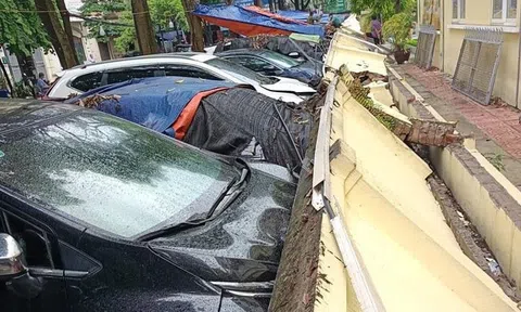 Hà Nội: Bức tường dài khoảng 50m đổ sập, đè nát đầu 13 chiếc ôtô