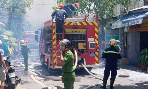 TP.Thủ Đức: 3 căn nhà bốc cháy giữa trưa, nhiều tài sản bị thiêu rụi