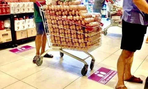 Hãy kiếm tiền lúc khác xin đừng kiếm lúc này