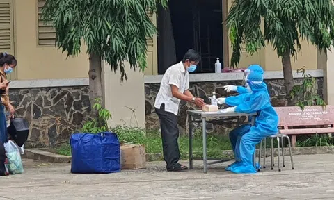 Gần 1200 bệnh nhân COVID-19 ở TP.HCM xuất viện trong 1 ngày