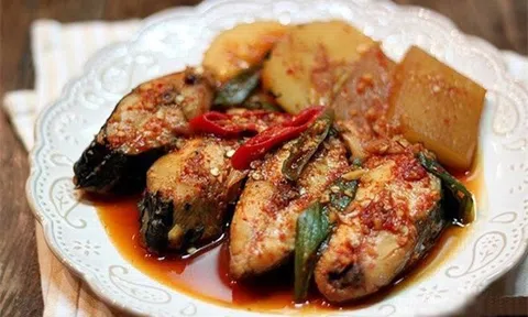 Chỉ cần cho lon nước này vào nồi cá, bạn sẽ có ngay món ăn mới lạ, ngon tuyệt hảo