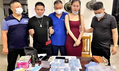 Bắt quả tang hotgirl đang giao dịch 1.500 viên thuốc lắc