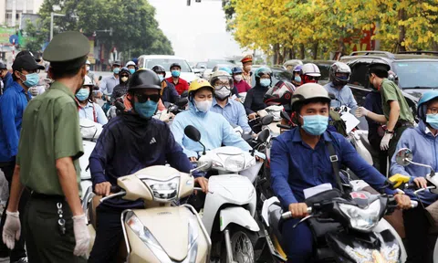 Siết chặt cấp giấy đi đường tại Hà Nội: Cầu toàn quá sẽ "lợi bất cập hại"