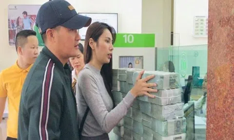 Ca sĩ Thủy Tiên đã làm việc với ngân hàng để công khai sao kê