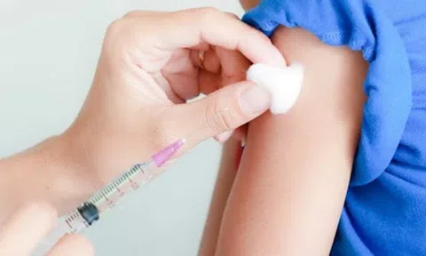 Tiêm vắc-xin phòng dại không gây hại như nhiều người lo lắng