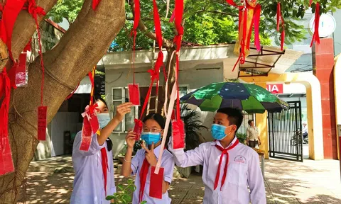 Thầy Hiệu trưởng “tạo nên cây điều ước” trong sân trường gửi niềm tin đến học trò