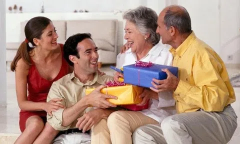 Vì sao ta thường có khuynh hướng ưu tiên bố mẹ ruột hơn bố mẹ vợ, chồng