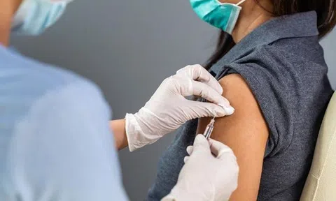 Tiêm mũi 3 vắc-xin Covid-19 có thể gặp tác dụng phụ gì?