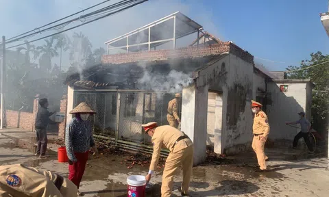 Hải Hậu, Nam Định: Nhà dân bốc cháy dữ dội