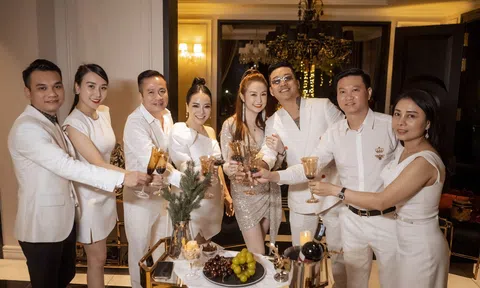 Vợ chồng Tuấn Hưng, Khắc Việt dự tiệc mừng Giáng sinh của doanh nhân Bích Nguyệt