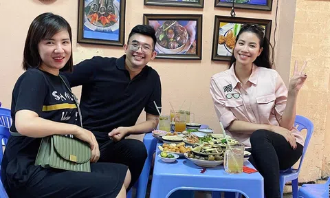 Bắt gặp khoảnh khắc Phạm Hương ăn mặc giản dị đi ăn ốc ở Sài Gòn