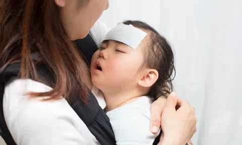 Bội nhiễm viêm phổi sau cúm ở trẻ, mẹ phải làm gì?