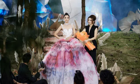 Hoa hậu siêu quốc gia 2013 mặc váy 20kg của Vân Anh Scarlet catwalk giữ rừng thông