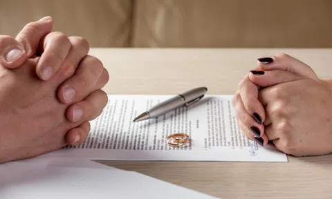 Ly hôn với người nước ngoài thực hiện ở đâu?