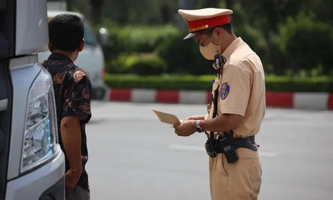 Từ 15/9, cảnh sát giao thông được dừng xe trong những trường hợp nào?