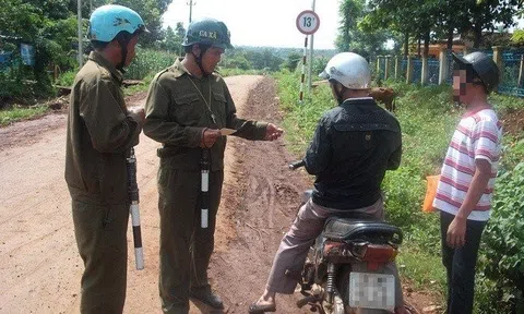 Không có CSGT đi cùng, công an xã được dừng xe xử phạt các lỗi gì?