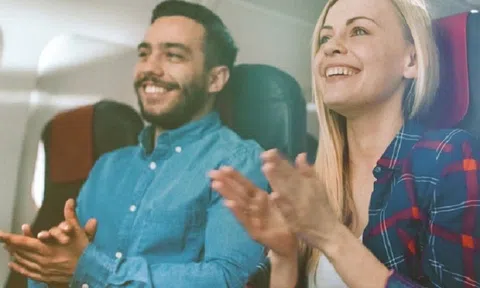 Tại sao hành khách không nên vỗ tay khi máy bay hạ cánh?