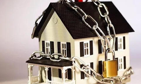 Nhà đất đang thế chấp ngân hàng, có tặng cho con được không?