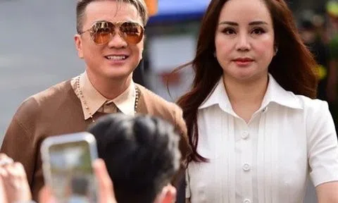 Đàm Vĩnh Hưng, Vy Oanh đến tòa trong ngày xét xử bị cáo Nguyễn Phương Hằng