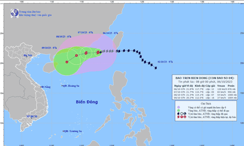 Tâm bão số 4 ở Biển Đông, giật cấp 15 sóng lớn