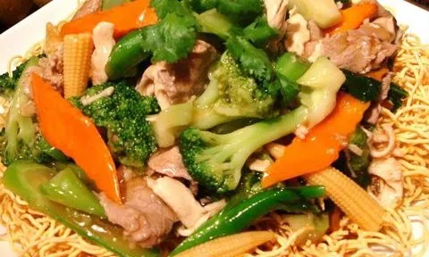 Chỉ với 10 phút, có ngay món mì xào gà cực ngon cho những ngày lười