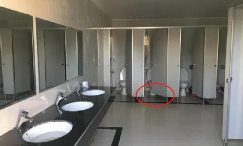 Vì sao cửa nhà vệ sinh công cộng thiết kế không chạm sàn?